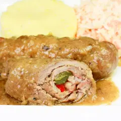 Pyszne zrazy z karkówki w sosie, podane z puree ziemniaczanym i surówką z marchewki.