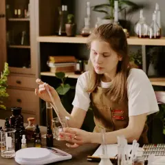 Jak rozcieńczyć esencję perfum? Sprawdzone metody i proporcje