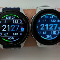 Dwa zegarki Garmin z wyświetlaczami AMOLED pokazują dane o aktywności: kroki, tętno, temperaturę i procent baterii.