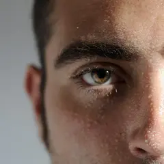 Gouttes de sueur sur le front, gras, homme concentré, regard intense.
