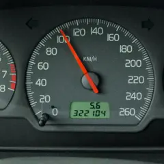 Prędkościomierz pokazuje 100 km/h. Czy większe koła zwiększają prędkość? Niekoniecznie, ale ten samochód jedzie szybko.