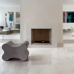 Pavimenti in gres Italia, recensioni positive per questo living moderno con camino e arredi di design.
