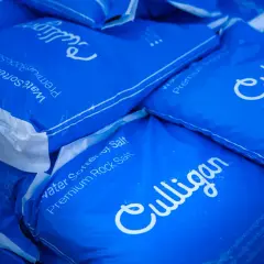Pile de sacs bleus Culligan de sel pour adoucisseur d'eau. Difficile de dire combien de sac de sel pour adoucisseur il y a au total.