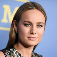 Brie Larson med lila eyeliner och glittrig klänning. Hon är känd för sina roller i filmer med brie larson.