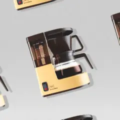 Mehrere gelbe Kaffeemaschinen, die darauf warten, Kaffee zu filtern.