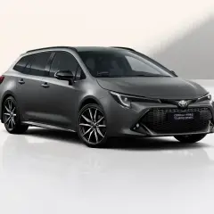 Szary kombi Toyota Corolla 2024 z czarnymi felgami i przyciemnianymi szybami, gotowy na każdą podróż.