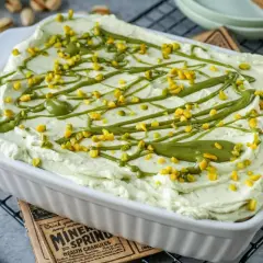 Cremiges Pistazien Tiramisu, verziert mit gehackten Pistazien und einer grünen Glasur, bereit zum Genießen.