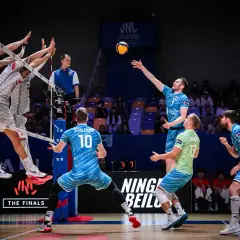 Słoweńscy siatkarze walczą o piłkę z Francją podczas finałów VNL. Emocjonujący mecz!