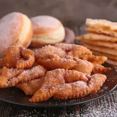 Chrupiące faworki i pączki posypane cukrem pudrem. Zastanawiasz się, ile tłuszczu dziennie? Lepiej nie przesadzać z takimi przysmakami.