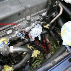 Szukasz, gdzie jest kod silnika Opel Y17DT z 2001 roku? Strzałka wskazuje jego przybliżoną lokalizację.