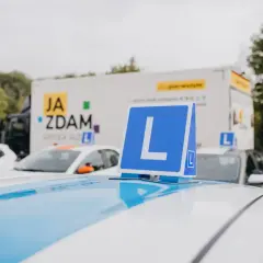 Nauka jazdy przed egzaminem teoretycznym kat A. Znaki "L" na dachach samochodów szkoleniowych.