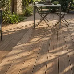 Terrasse en bois chaleureuse, idéale pour vos moments de détente. Le prix terrasse bois au m2 varie selon les essences et finitions.