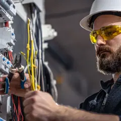 Jak zostać elektrykiem bez szkoły i zdobyć cenne kwalifikacje
