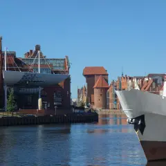 Widok na Motławę w Gdańsku, z Żurawiem i kamieniczkami w tle. To miejsce, co warto zobaczyć w Gdańsku, zachwyca o każdej porze roku.