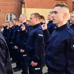 Policjanci w mundurach składają przysięgę. Dowiedz się, jakie choroby dyskwalifikują do pracy w policji.