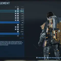 Interfejs gry Death Stranding PC pokazuje zarządzanie ekwipunkiem, gdzie gracz przygotowuje się do trudnej podróży, wybierając sprzęt.
