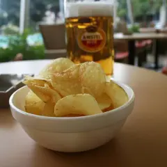Chrupki ziemniaczane i piwo Amstel. Zastanawiasz się, ile węglowodanów ma piwo? To przekąska idealna do relaksu.