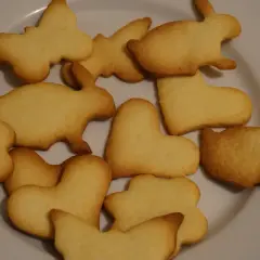 Na talerzu ułożone są **szybkie kruche ciasteczka** w kształcie króliczków, motylków i serduszek.