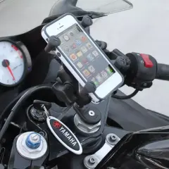 Uchwyt na telefon RAM zamontowany na kierownicy motocykla Yamaha. Telefon iPhone gotowy do nawigacji.