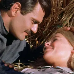 Doktor z powieści Pasternaka, Jurij Żywago, czule patrzy na Laurę w stogu siana.