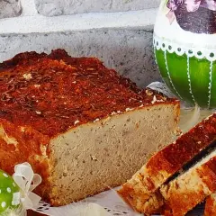 Pyszny pasztet drobiowo-wieprzowy z wątróbką, idealny na wielkanocny stół, obok ozdobnych jajek.