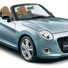 Niebieski kabriolet kei car z brązowymi skórzanymi siedzeniami, idealny na letnie przejażdżki.