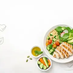 Pyszne dania fit: grillowany kurczak z komosą ryżową, awokado, pomidorkami i ogórkiem. Zdrowy posiłek pełen witamin.