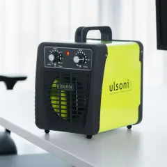 Nowoczesny ozonator Usonix, model project ozone 3, na biurku. Urządzenie do oczyszczania powietrza.