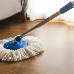 Mop na drewnianej podłodze. Zastanawiasz się, czym myć panele? Ten zestaw do sprzątania jest idealny!