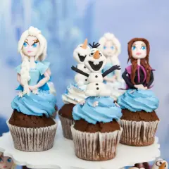 Petits gâteaux décorés avec Elsa, Anna et Olaf. Une idée parfaite pour une recette gâteau pâte à sucre facile et magique !
