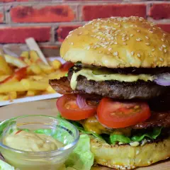 Jakie mięso na burgery? Wybierz idealną wołowinę 20-30% tłuszczu