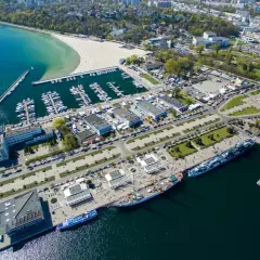 Gdynia oferuje mnóstwo atrakcji dla dorosłych: port jachtowy, plażę, muzea na wodzie i tętniące życiem nabrzeże.