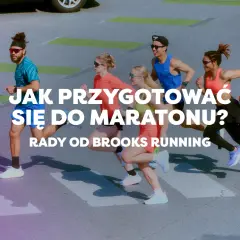 Grupa biegaczy pokonuje pasy na ulicy. Tekst na zdjęciu: "Jak przygotować się do maratonu? Rady od Brooks Running".