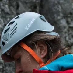 Kask wspinaczkowy Simond, firmy znanej z produkcji sprzętu outdoorowego, chroni głowę podczas wspinaczki.