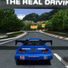 Wyścigówka Nissan na torze, jak w emulatorze PS2 na PC. Widok zza kierowcy, widać prędkościomierz i mapę toru.