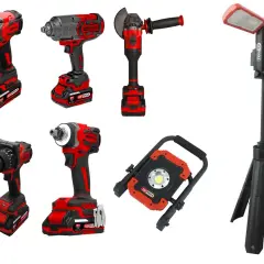 Ensemble d'outils électroportatifs KS Tools : visseuses à choc, meuleuse, perceuse, projecteur sur trépied. L'origine de la qualité professionnelle.