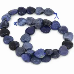 Herzförmige Perlen aus blauem Dumortierit, auf einer Schnur aufgereiht, mit dunklen und hellen Mustern.