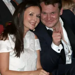 Dominik Tarczyński z żoną i dziećmi, uśmiechnięci, w eleganckich strojach, podczas wydarzenia.