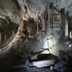 Wnętrze jaskini z bogactwem form krasowych: stalaktyty, stalagmity i nacieki skalne tworzą niezwykłe krajobrazy.