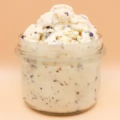 Pyszne lody straciatella w słoiku, pełne czekoladowych kawałków.