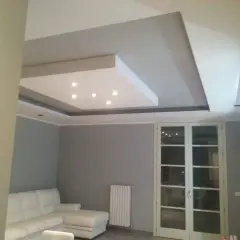 Soffitto moderno con faretti incassati, un esempio di come fare una veletta in cartongesso per un effetto scenografico.
