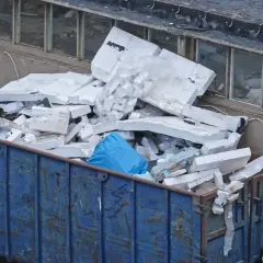 Duży kontener z resztkami styropianu. Zastanawiasz się, jak wykorzystać resztki styropianu? Tutaj widać ich dużo, może to inspiracja do kreatywnego recyklingu.