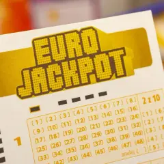 Kupon Eurojackpot z zaznaczonymi liczbami. Zastanawiasz się, dlaczego zwycięzca 206 milionów ze śląska nie odebrał nagrody od razu?