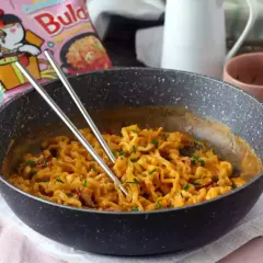 Pikantny buldak carbonara w kremowym sosie, gotowy do jedzenia.