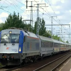 Pociąg PKP Intercity z numerem 5 370 008 gotowy do podróży. Idealny na weekendowy wypad z biletem weekendowym PKP.