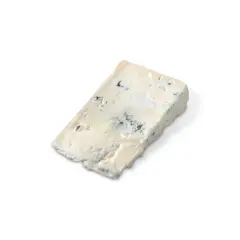 Un pezzo di zola formaggio con venature blu su sfondo bianco.