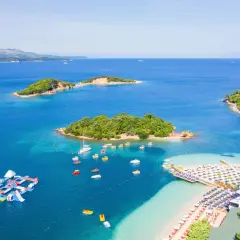 Piękne wyspy i plaża z leżakami w turkusowym morzu. Czy Albania ma dostęp do morza? Tak, i to jaki!