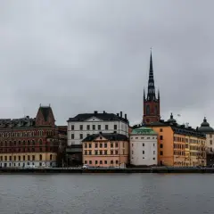 Widok na zabytkowe budynki w Sztokholmie. Choć ceny w Szwecji mogą być wysokie, piękno architektury rekompensuje wszystko.