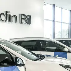 Bilar uppradade i en lokal med skylten "Hedin Bil". Kanske dags att avbryta leasingavtal hedin bil?