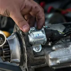 Mechanik sprawdza rozrusznik na krótko, przykręcając solenoid.